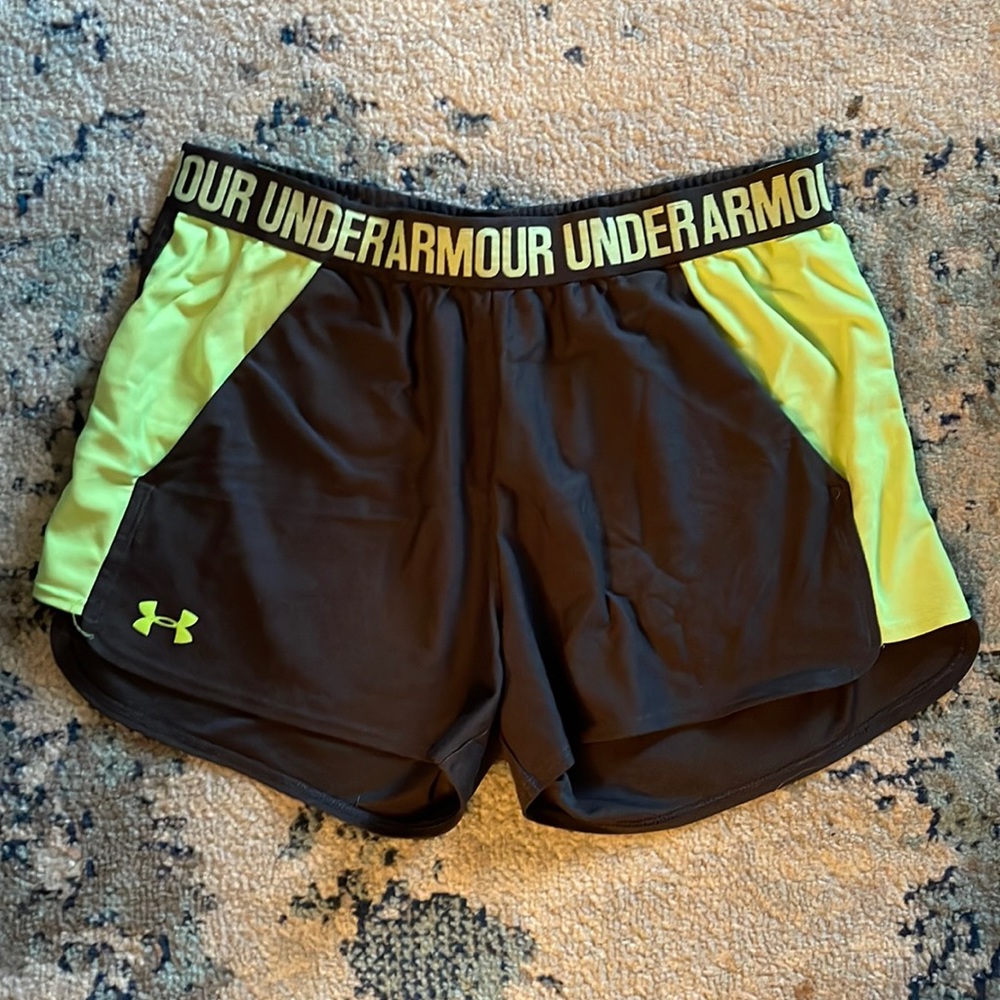 (M) Underarmour shorts